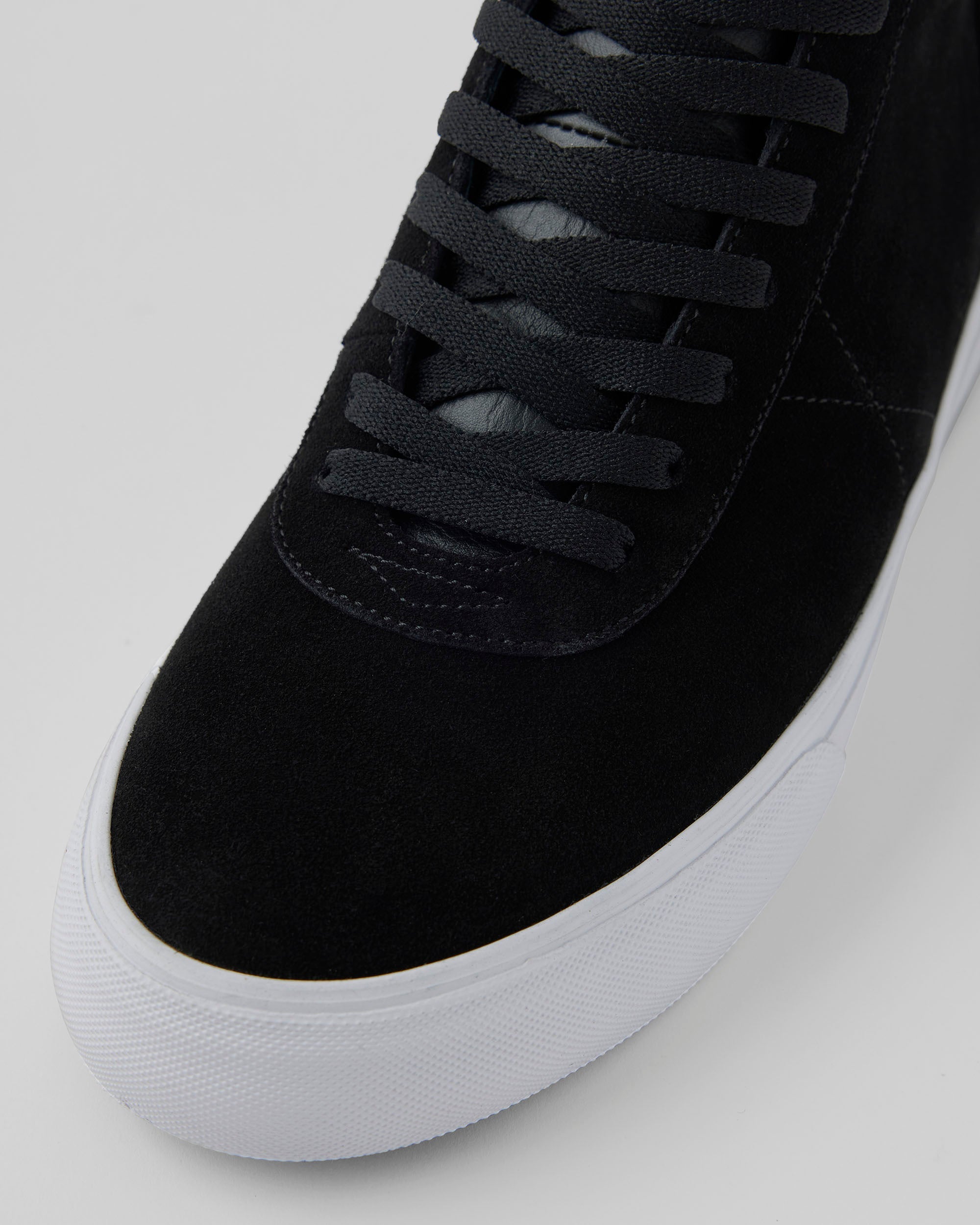 BLK_WHT_MID_CLOSE_TOE.jpg