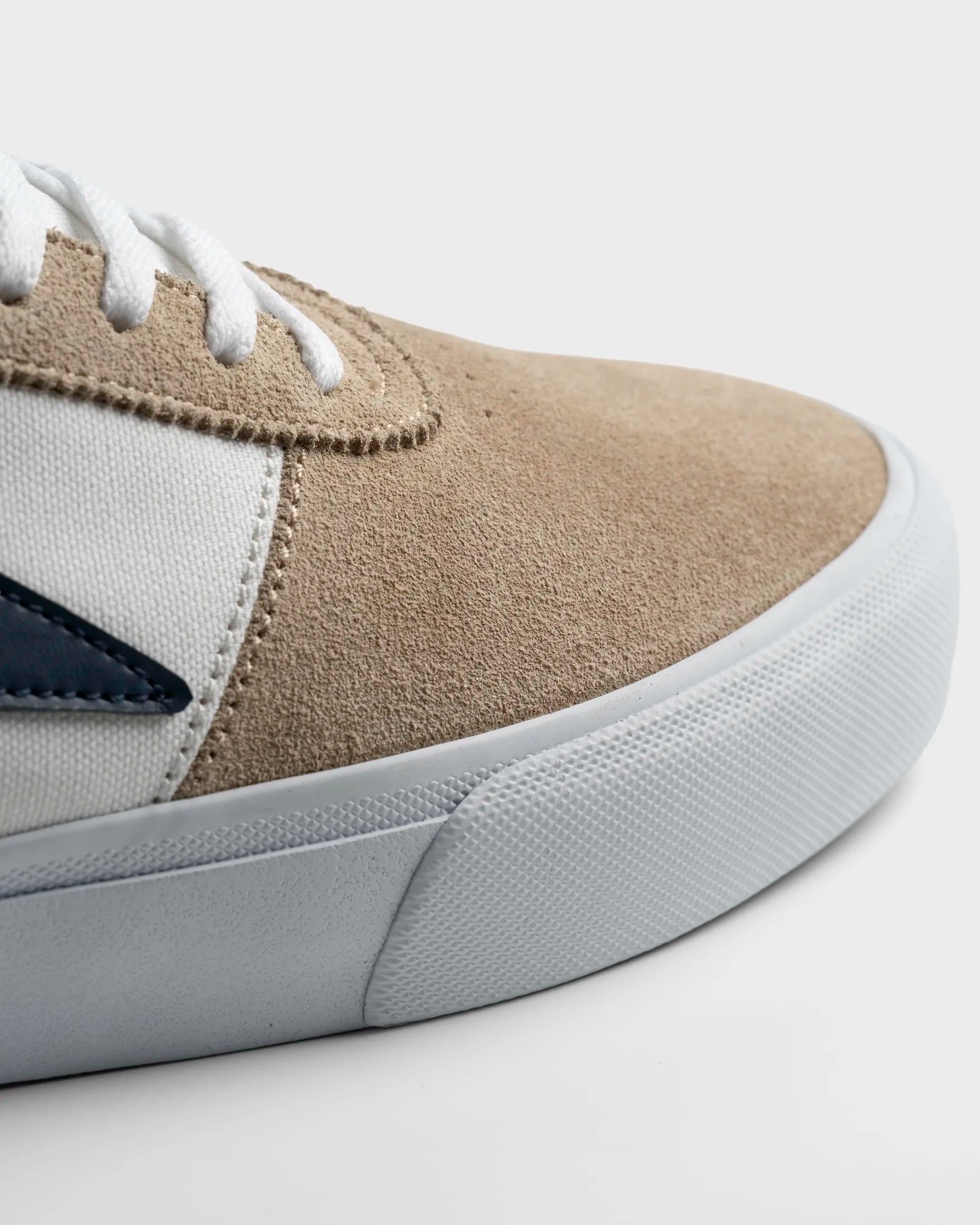Manchester_Skate_Shoes_WHITE_TAN_NAVY_CLOSE_1_.jpg